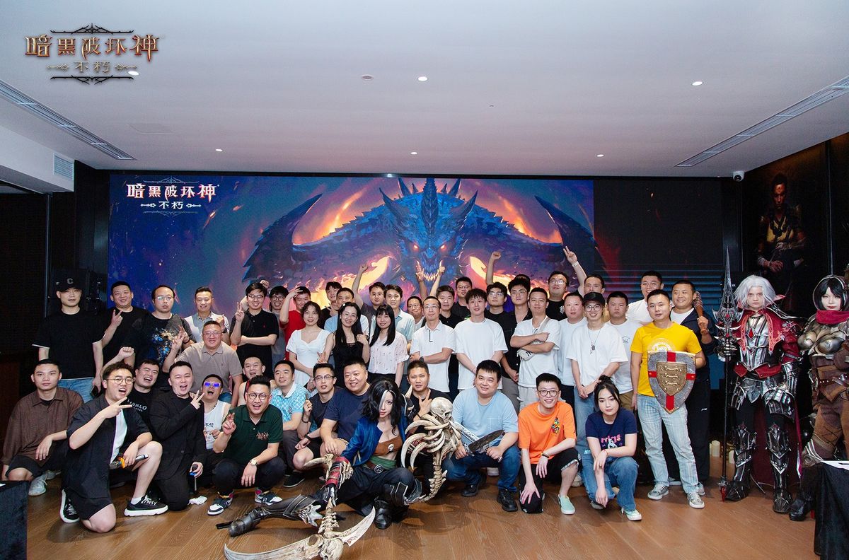 《暗黑破坏神：不朽》成都玩家聚会现场全景，玩家们围坐畅聊，背景布满游戏主题装饰