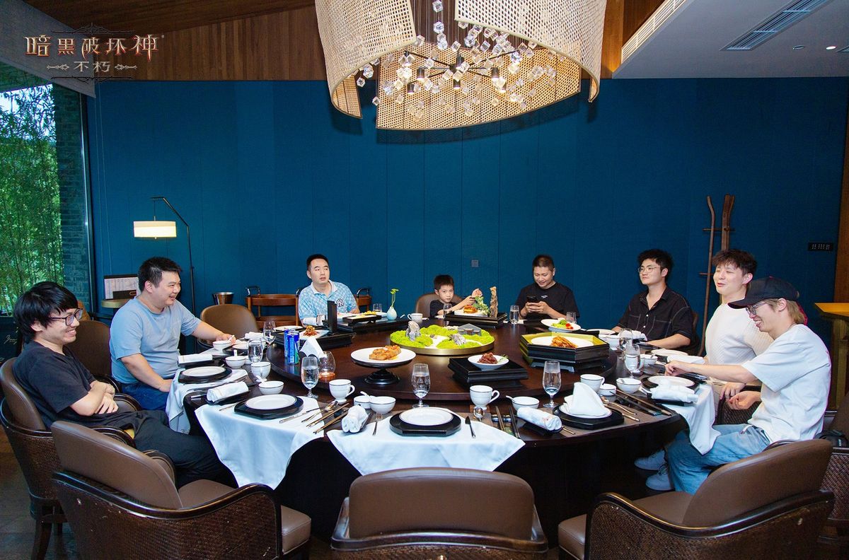 玩家在活动现场品尝张飞牛肉，笑容满面，背景为传统中式庭院