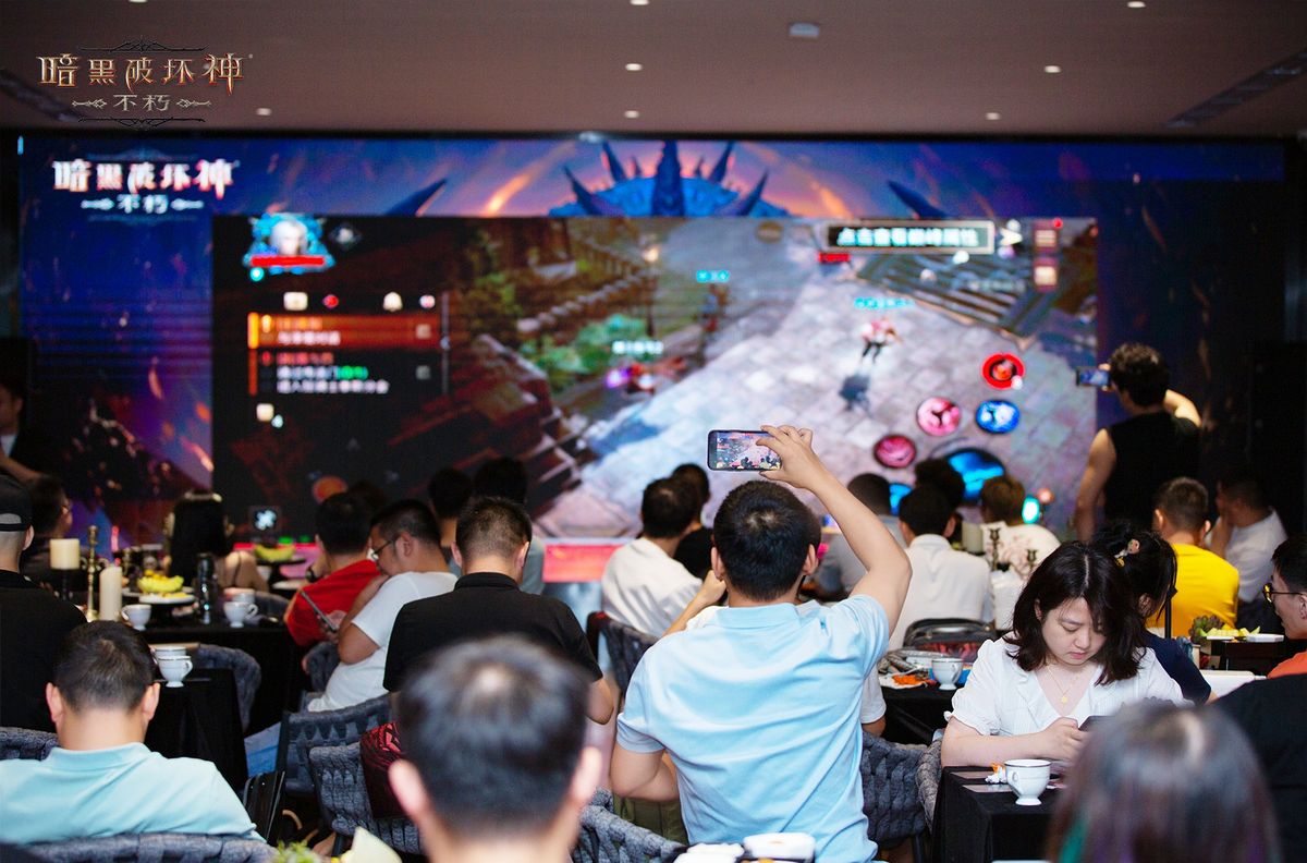 主持人在舞台上演示3.0版本新内容，大屏幕显示魔狱场景与新Boss形象