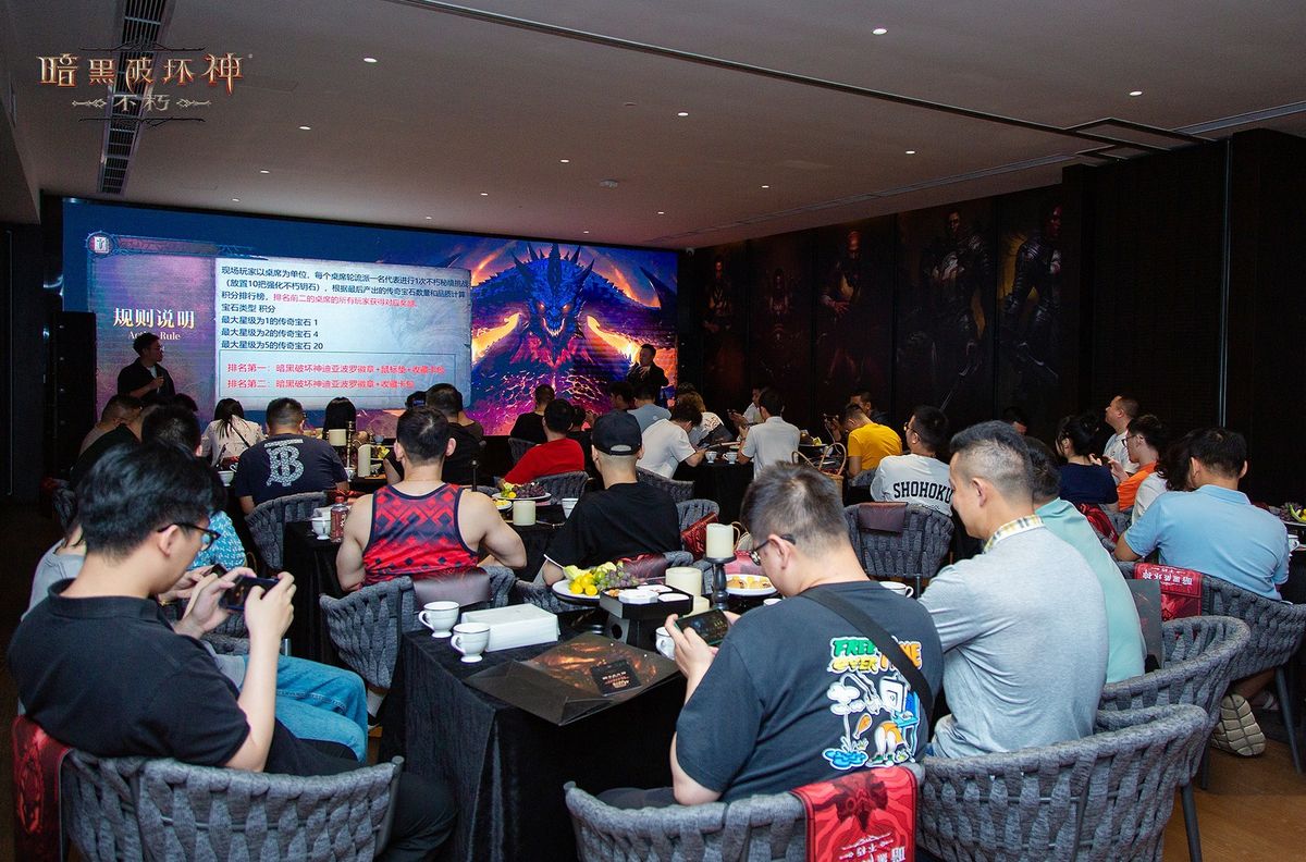 玩家在秘境挑战赛中专注操作手机，屏幕上显示高星传奇宝石掉落