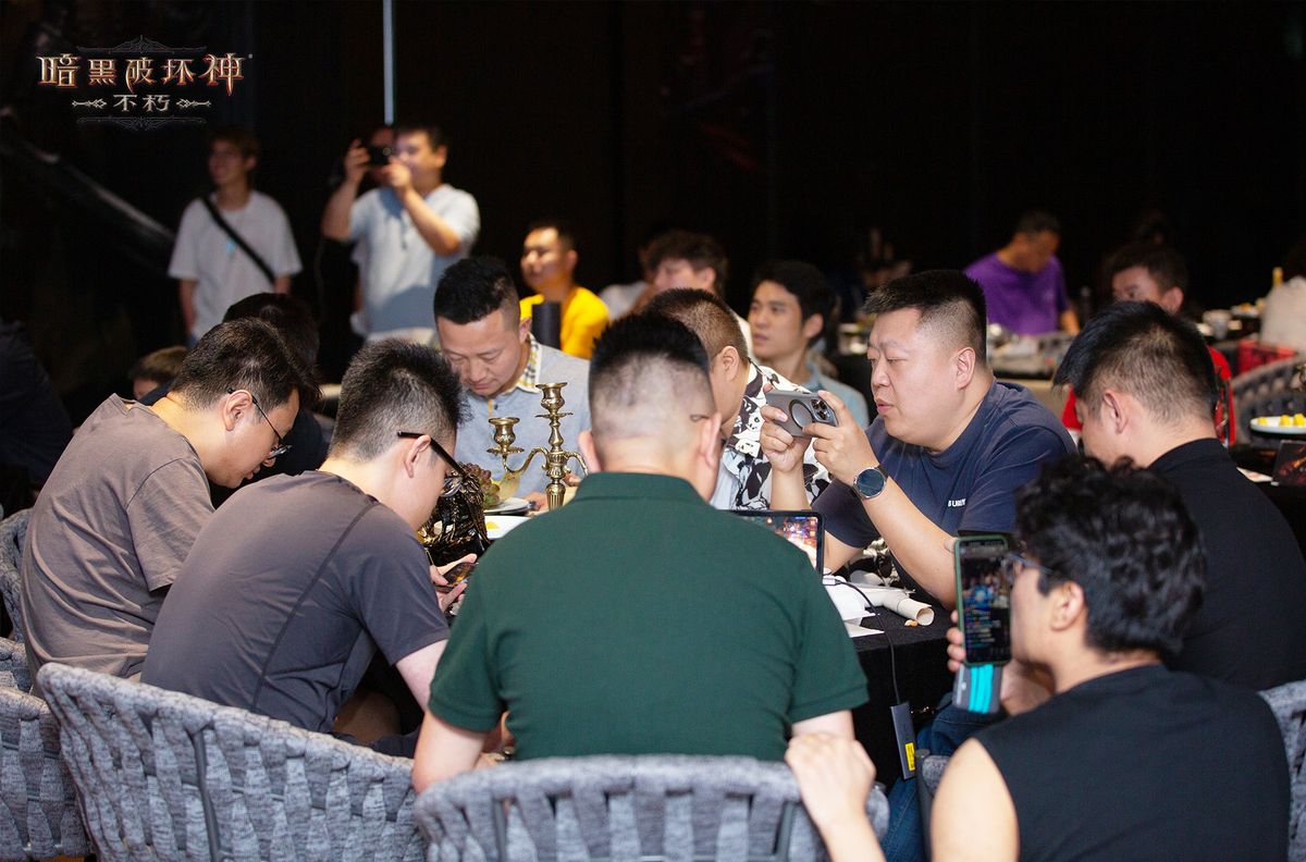 两名玩家在擂台赛中激烈对战，屏幕上角色技能特效炸裂