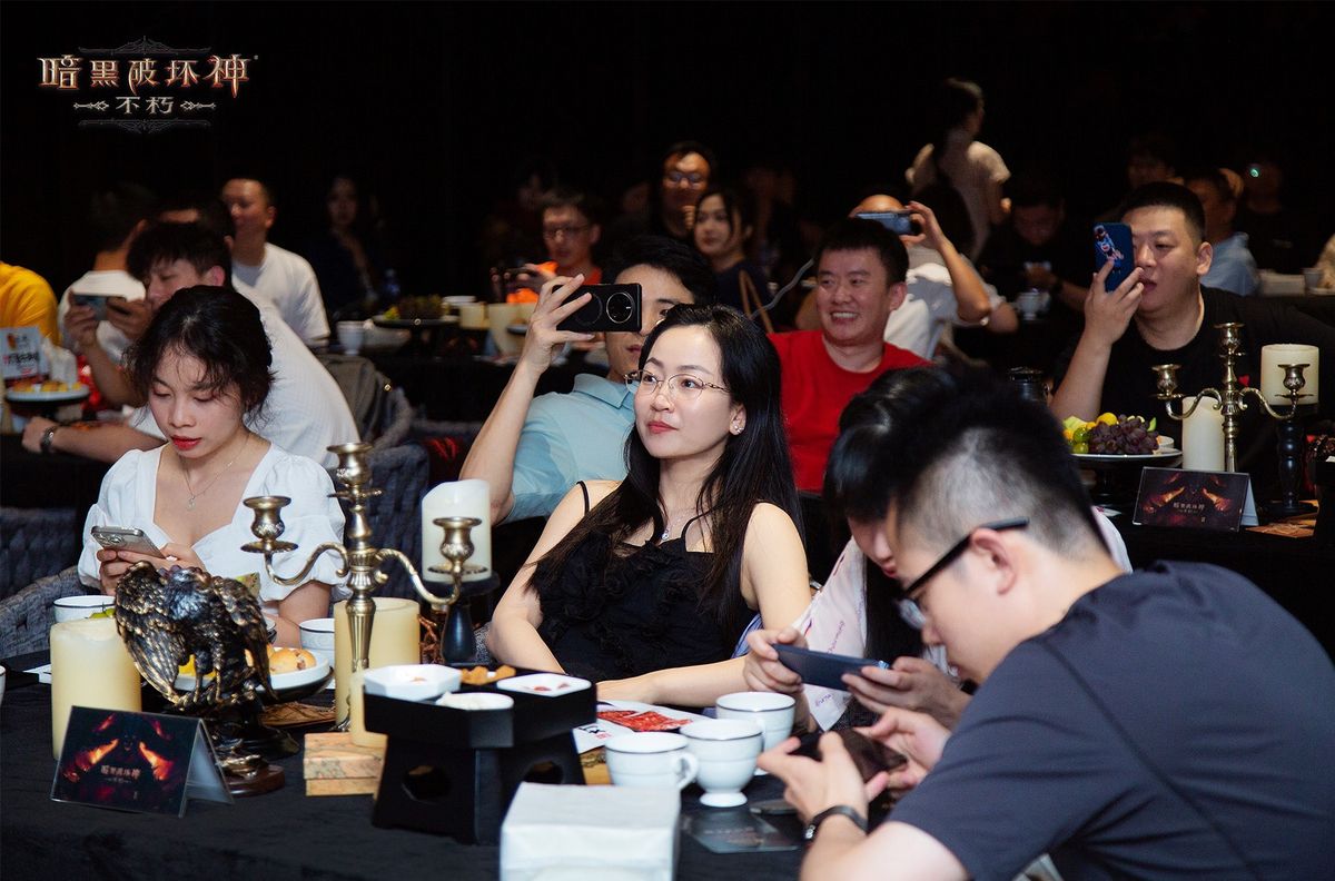 雾刃职业在PVP对战中展现高爆发连招，动作流畅华丽