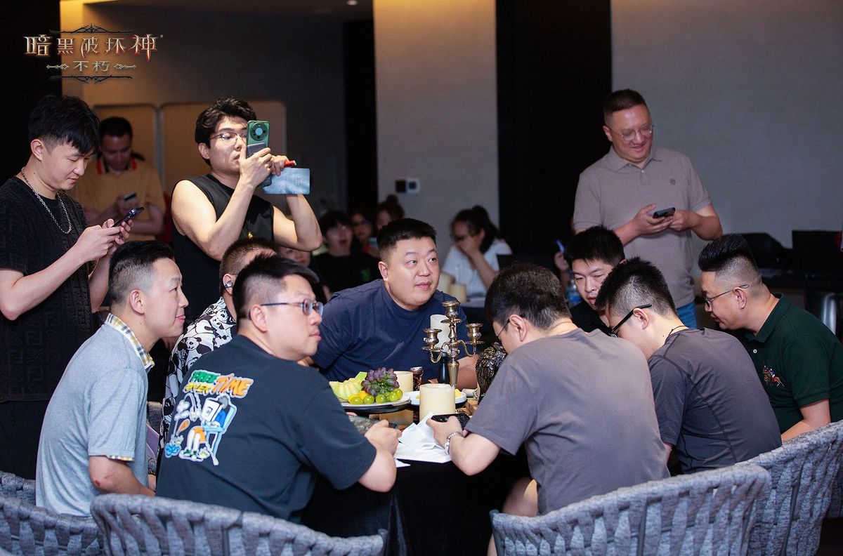 圣迹战歌团队对战场景，双方玩家激烈交火，解说员激情解说