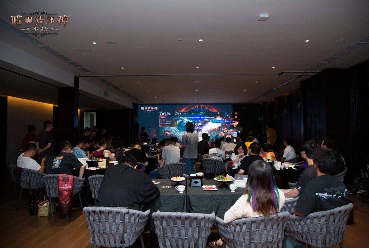 统御沙场比赛中蓝方玩家庆祝胜利，红方虽败犹荣获掌声