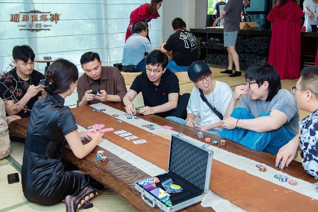 玩家领取官方伴手礼，礼盒印有《暗黑破坏神：不朽》LOGO