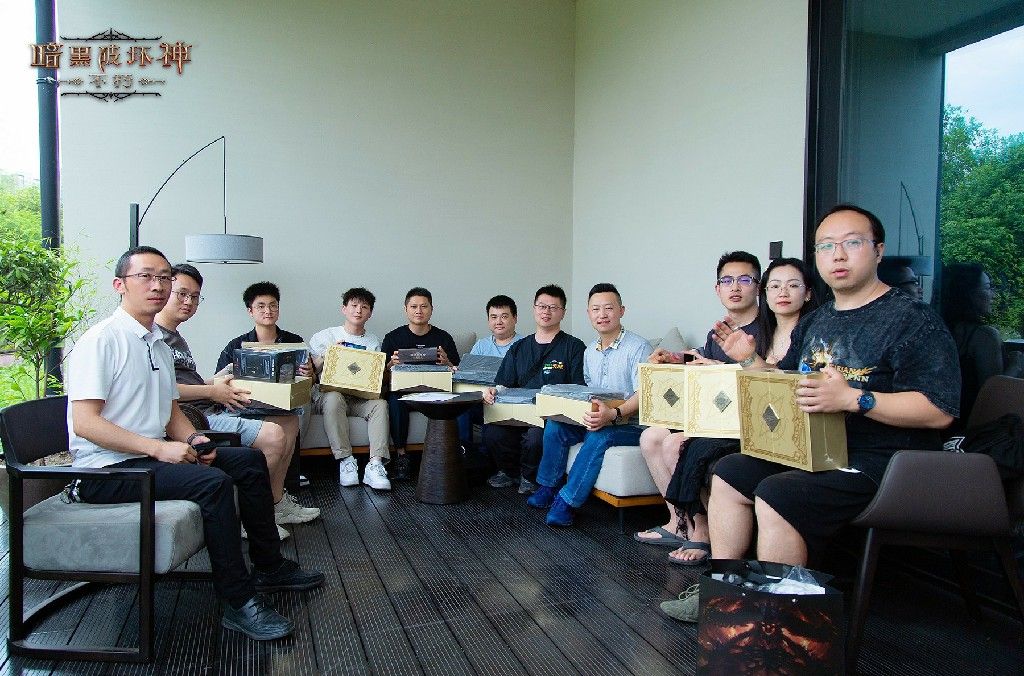 玩家们在活动结束后合影留念，笑容灿烂，背景为‘暗黑不朽’主题灯牌