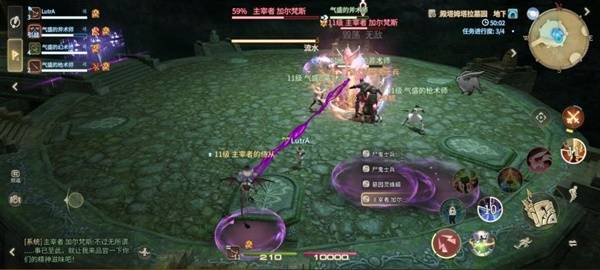 三名玩家正在围攻一名侍从，另一组成员正在处理墓园灵蛛蝎，Boss头顶显示‘无敌’状态