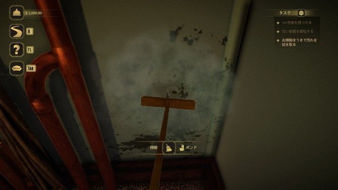 玩家在酒店走廊中探索的场景，昏黄灯光下门缝透出微光，气氛紧张