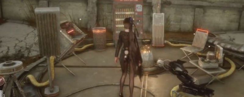 《剑星》游戏中角色在沙漠遗址屋顶边缘攀爬的紧张场景，背景为荒凉废墟与昏黄天空，凸显任务环境的险峻氛围