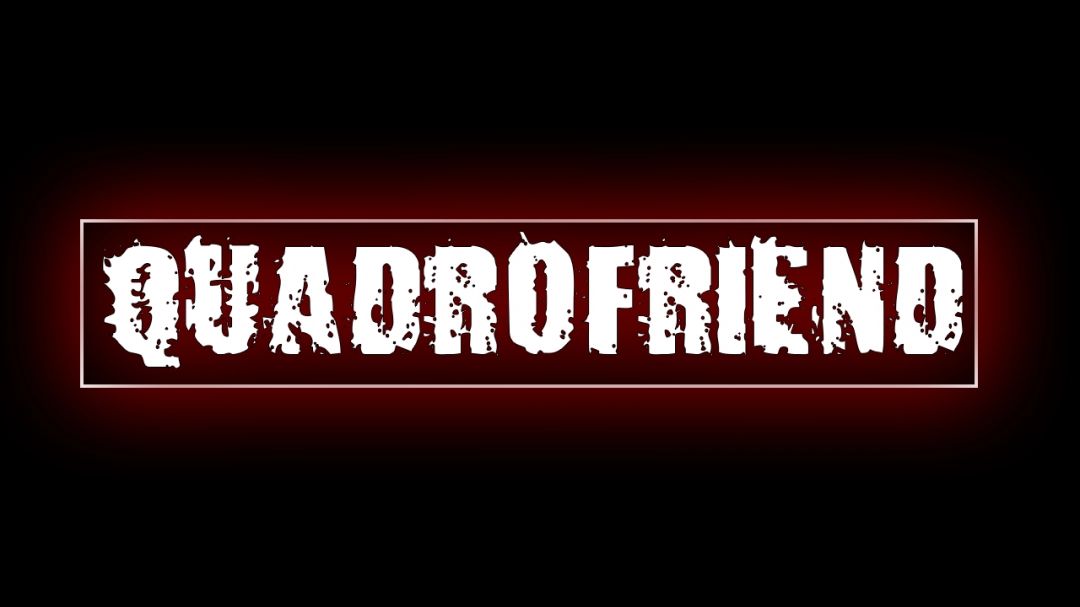 游戏中主角在昏暗房间内翻阅泛黄笔记的画面，灯光微弱，墙上投影诡异人影