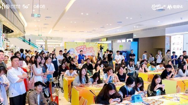 湘西电竞大赛现场全景图，舞台灯光绚丽，选手专注对战，观众席座无虚席