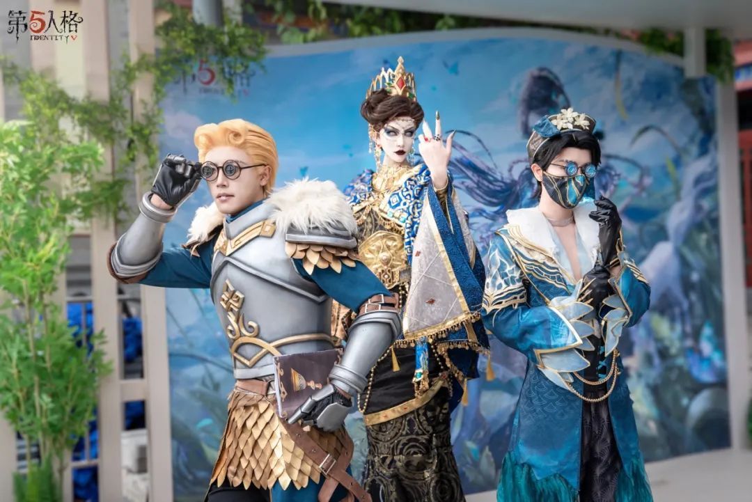 歌剧演员COSER现场表演，姿态优雅，背景为庄园风格舞台