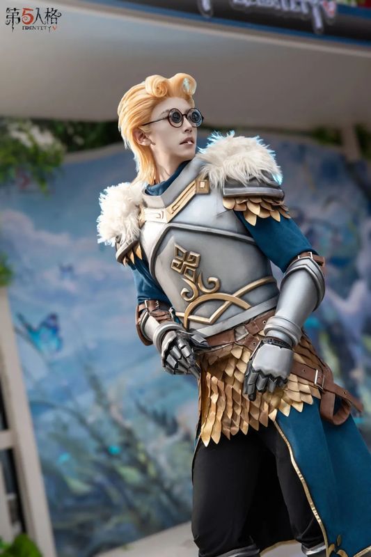 律师COSER与玩家互动，面带微笑，手持文件夹还原角色特征