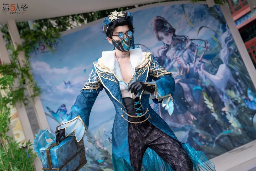 多位COSER集体合影，角色阵容整齐，背景为‘芒种’主题展板