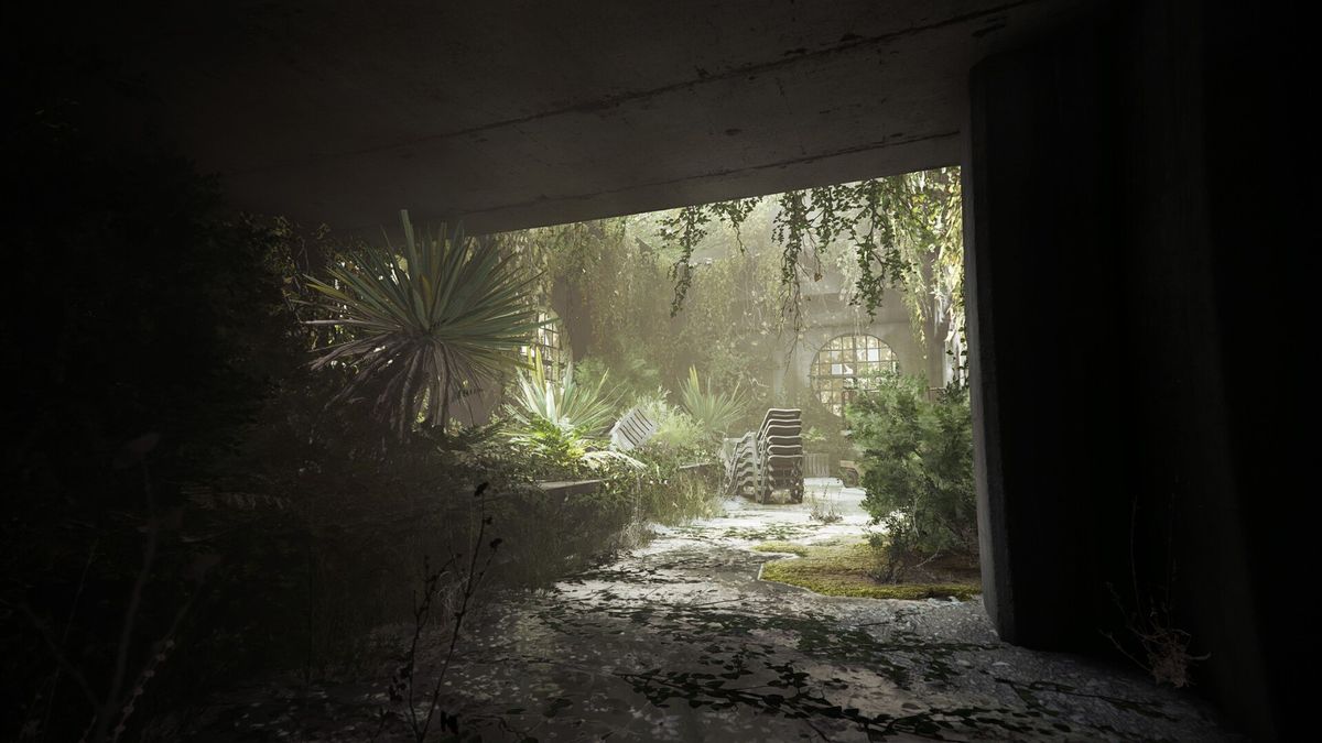 UH-60直升机内部视角，队员全副武装准备索降，窗外是漆黑海面与微弱月光