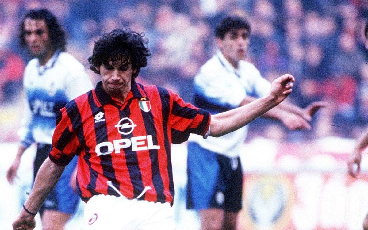 阿尔贝蒂尼高举欧冠奖杯庆祝胜利，身边是队友欢呼的身影，圣西罗看台飘扬着红黑旗帜