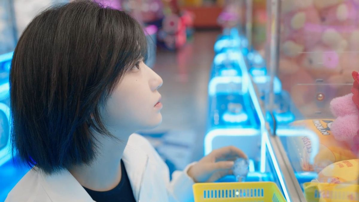 主角与女主播在咖啡厅内对视，灯光柔和，气氛暧昧