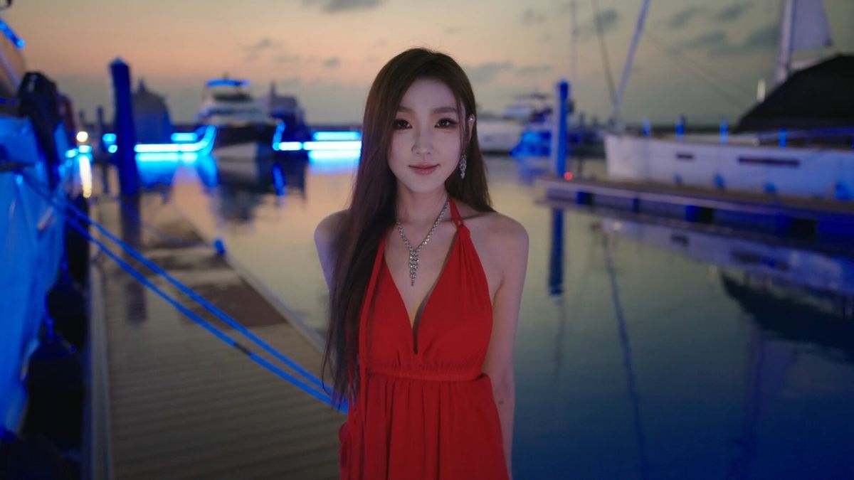 主角与天文学家站在天文台前仰望星空，背景星光璀璨