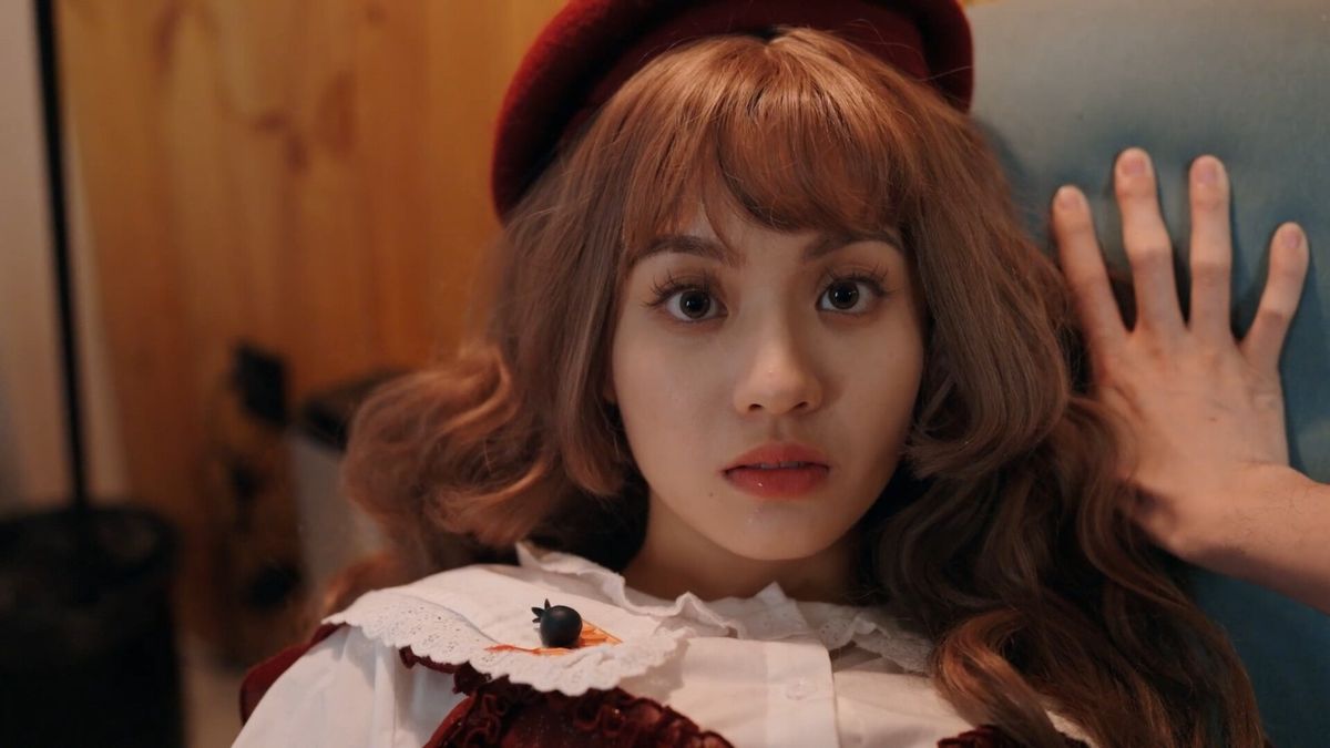 主角与白月光在花店中交谈，阳光洒落，画面温暖