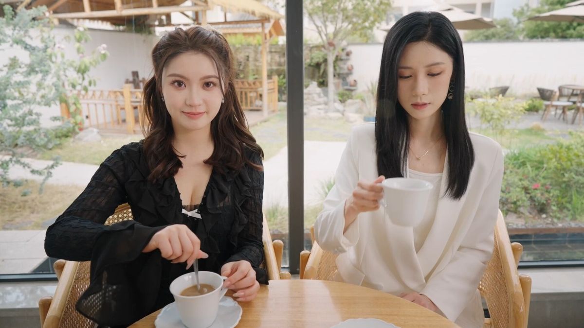 主角与女主在海边相拥，夕阳映照，浪漫至极