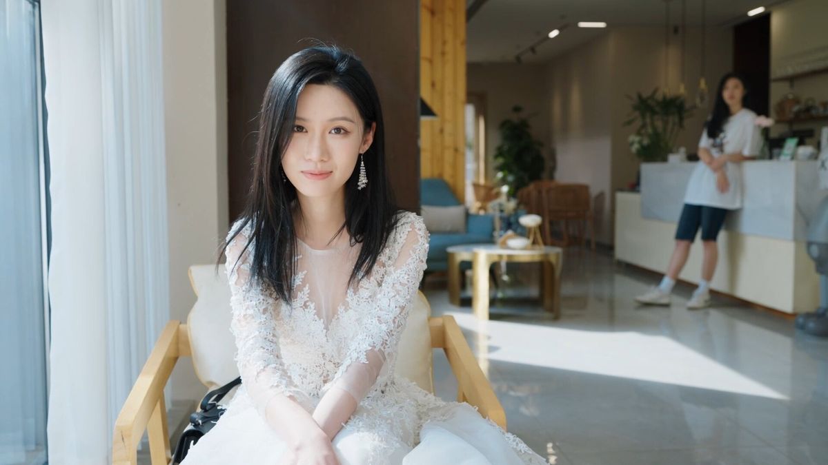 主角与女主在屋顶看烟花，五彩斑斓照亮夜空