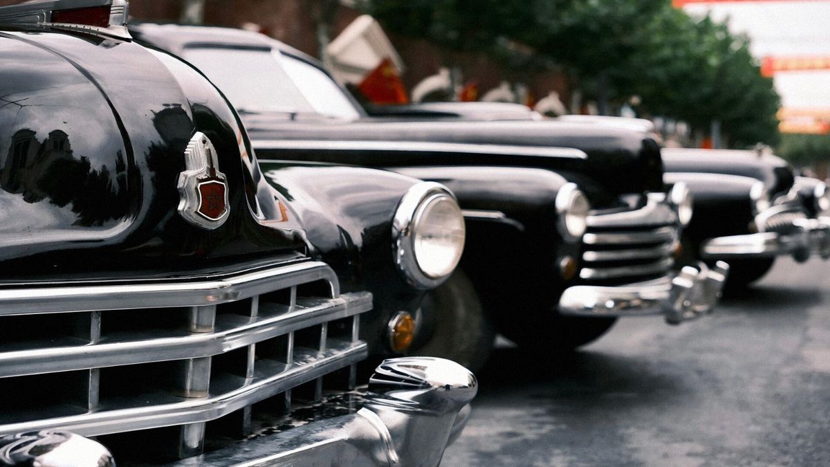 特工角色在档案室翻阅机密文件，周围布满老式打字机与电报设备