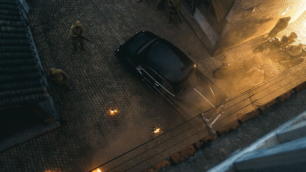 双人QTE操作界面展示，玩家需同步按键以完成高难度动作配合