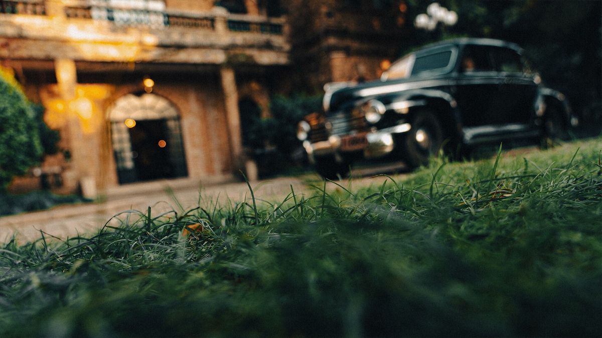 解谜场景中，玩家正在破译一封密电，桌上摆满密码本与放大镜