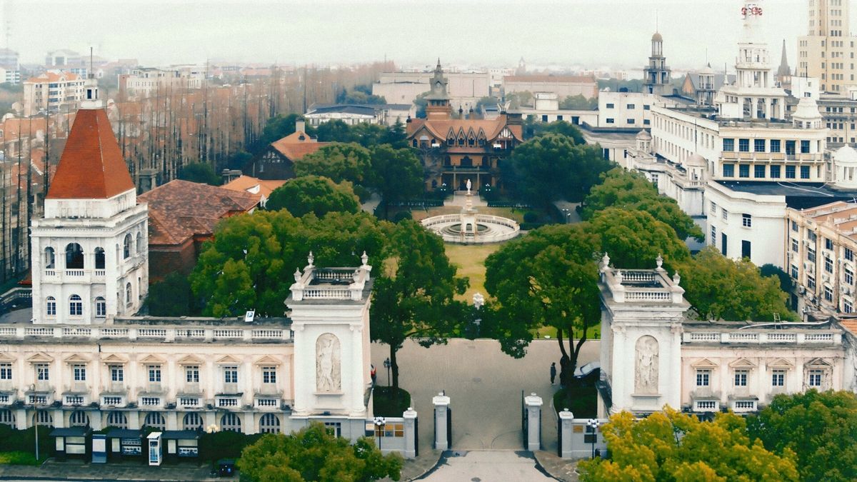 枪战场景中两名角色背靠背迎敌，火光四溅，动作张力十足