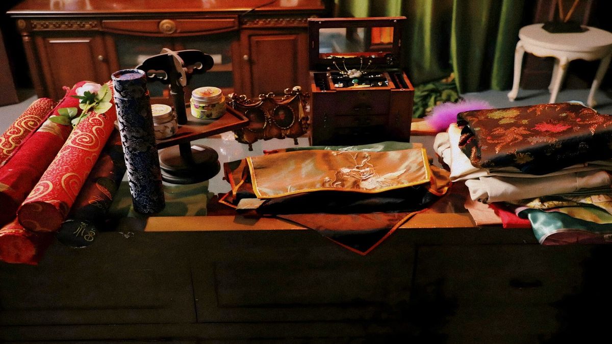 角色在码头仓库中潜行，月光透过破窗洒下，阴影中似有埋伏