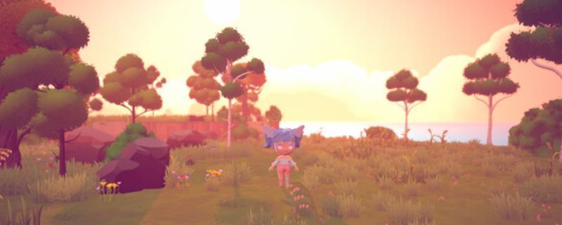 《悠闲小镇》游戏画面展示，阳光洒在木屋与花田之间，角色悠闲地走在小路上，整体氛围温暖宁静