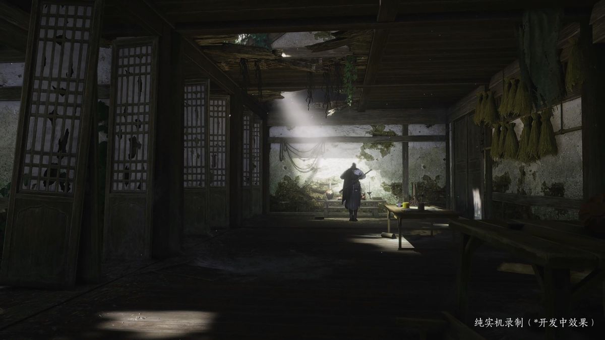 《燕云十六声》实机画面，角色持剑立于山巅，远处云雾缭绕，光影效果细腻