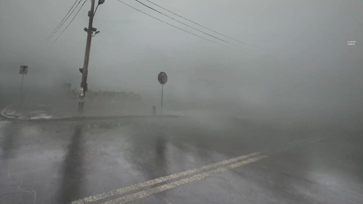 地图被双手托起展开，呈现真实握持感