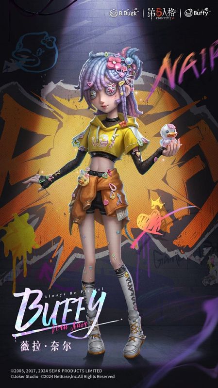 “囚徒”-Rice时装展示，银白色服装搭配黑色发带与耳机，腰间挂着Rice玩偶，整体风格潮酷