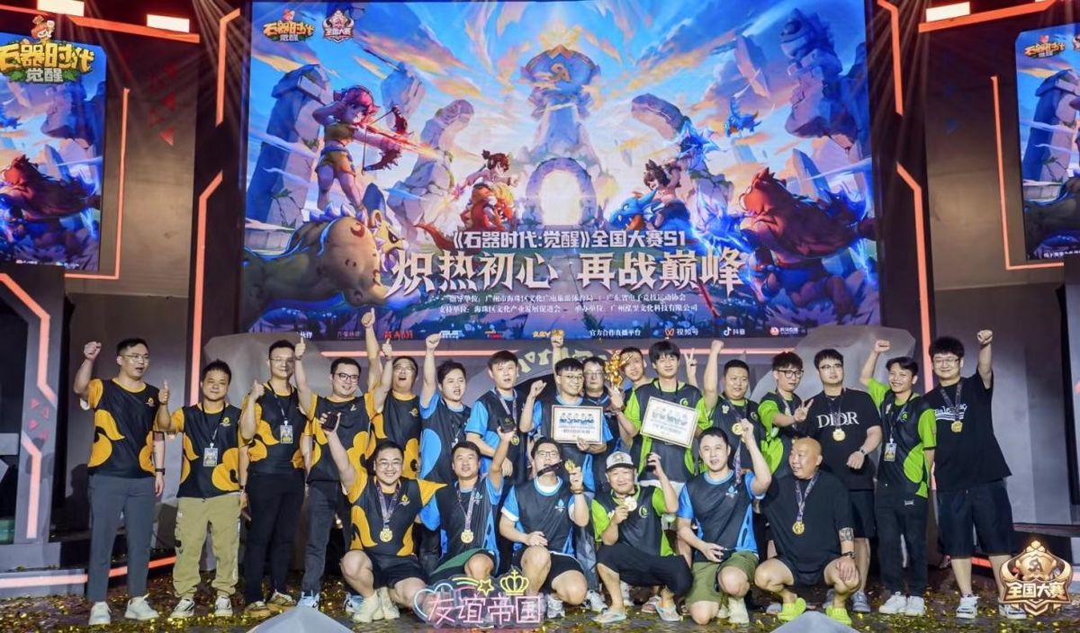 比赛中选手紧盯屏幕，手势操作频繁，队友低声交流战术