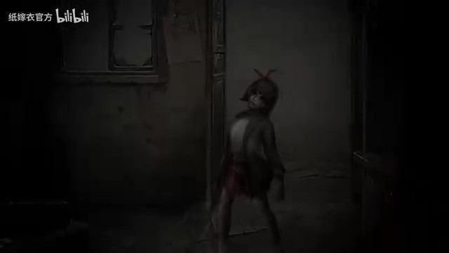 密室场景截图，墙上挂满符咒，桌上摆放着诡异陶俑，光线昏暗，气氛压抑