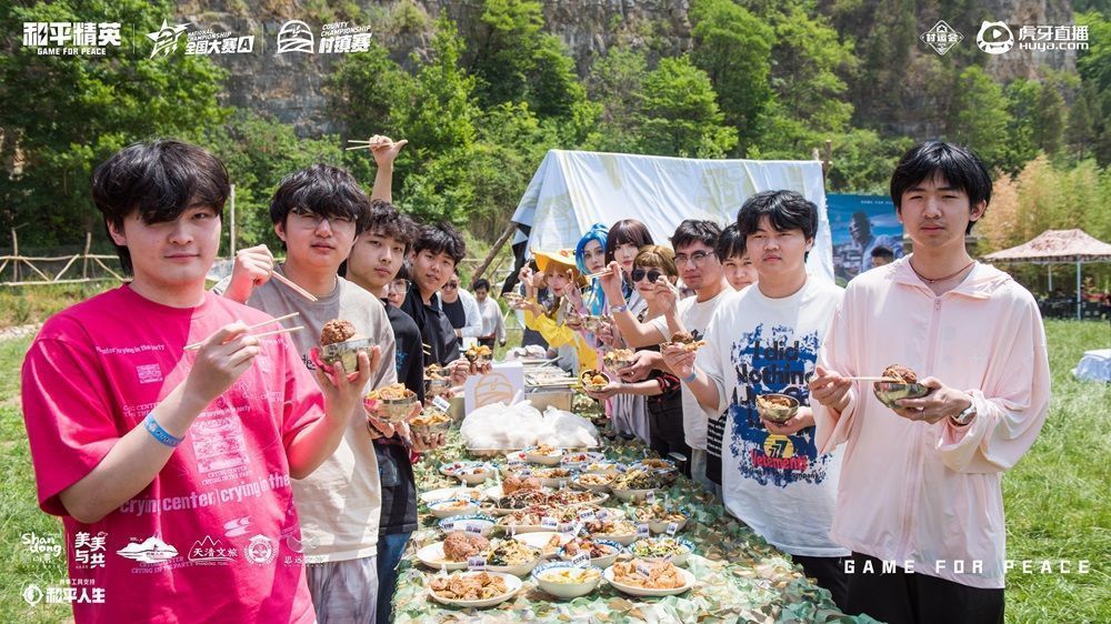 和平精英村镇赛现场全景，舞台背景绚丽，观众热情围观，充满乡村与电竞融合氛围