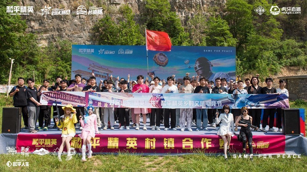 村民们围坐长桌享用大席，桌上摆满山东特色菜肴，气氛热烈