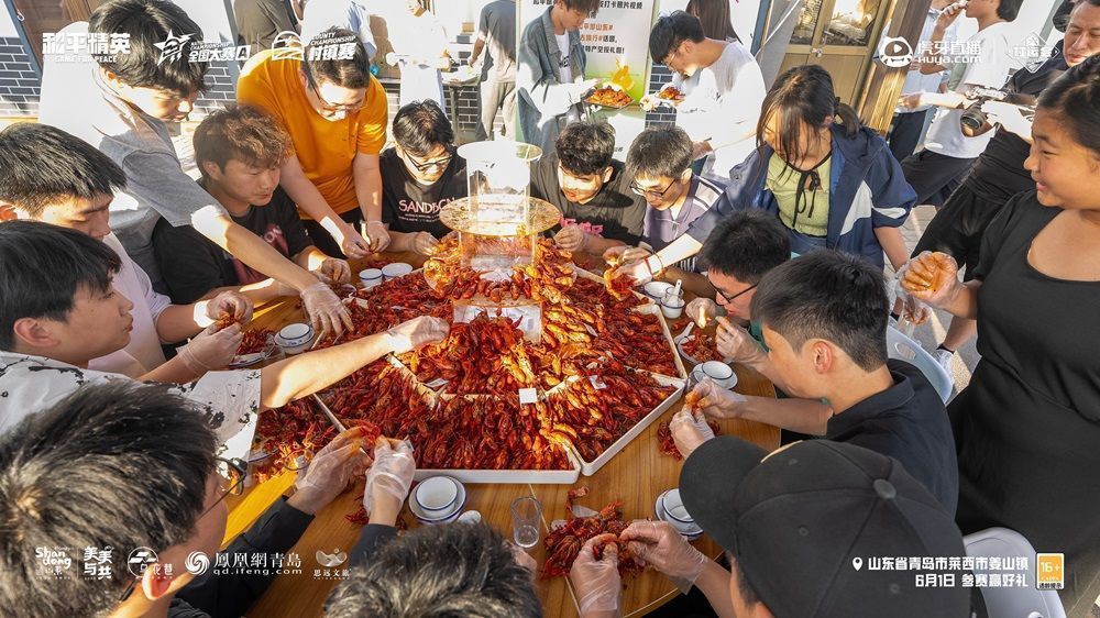 舞台上进行民族舞蹈表演，灯光绚丽，观众鼓掌欢呼