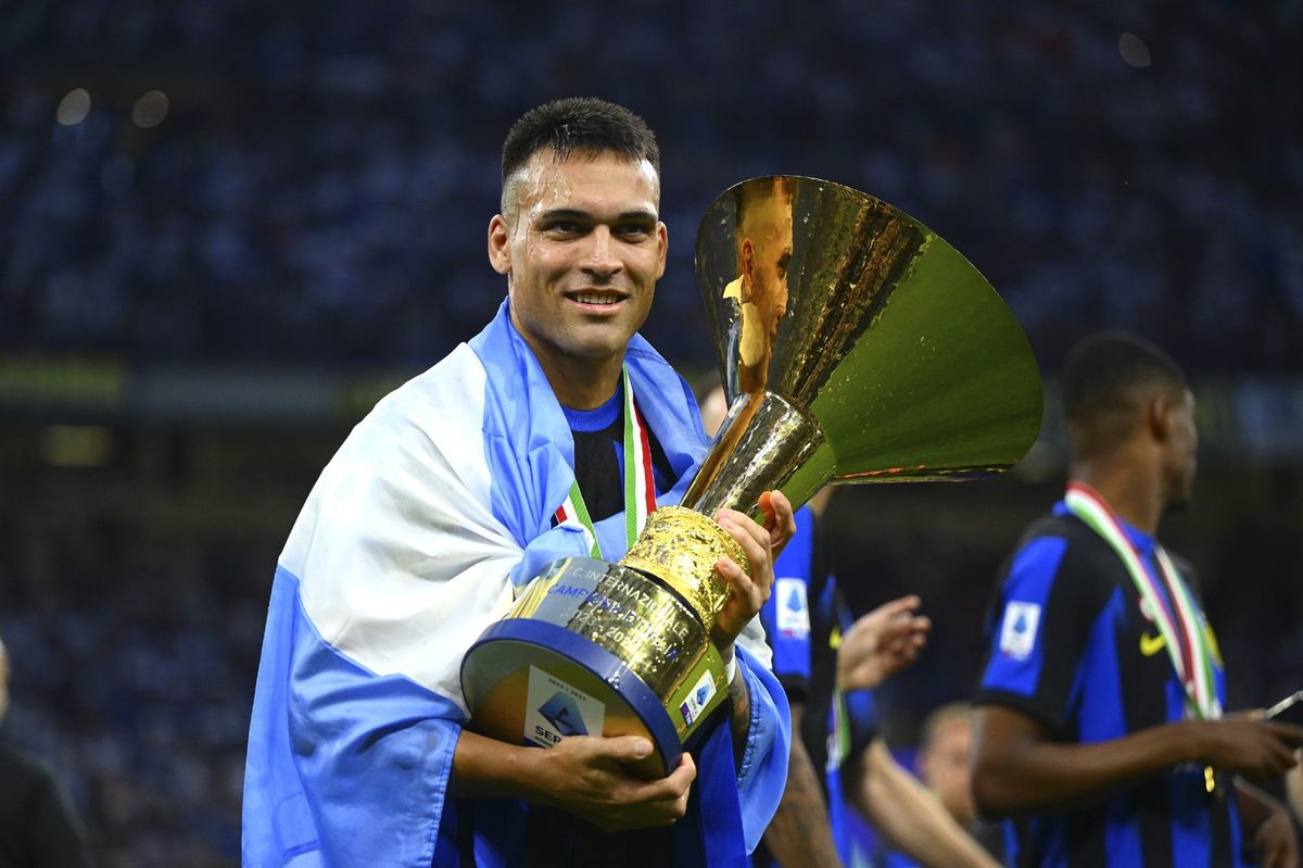 劳塔罗代表阿根廷国家队举起世界杯奖杯，脸上洋溢着胜利的喜悦， teammates surrounding him in celebration