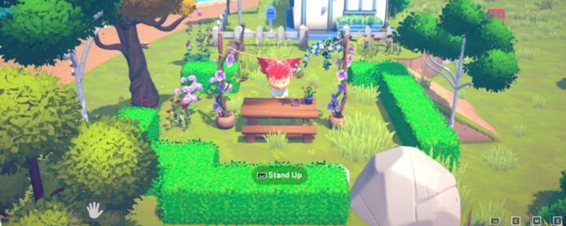 《悠闲小镇》游戏画面截图，展示了一个阳光明媚的小镇街道，房屋色彩柔和，树木葱郁，角色在街道上悠闲行走，整体画面充满温馨治愈感