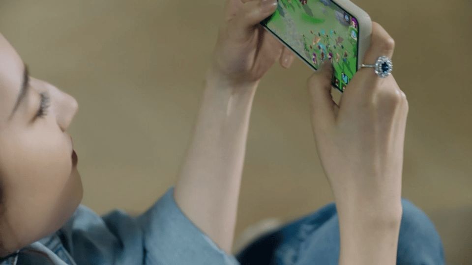 游戏内宠物系统界面展示，多只Q版宠物围绕主角跳跃，画面活泼可爱