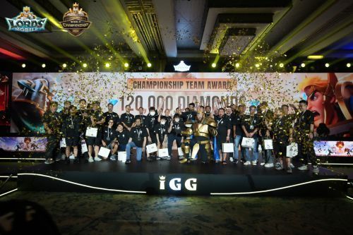 《王国纪元》选手在决赛中紧张操作，屏幕上显示多支军队行进路线与战斗动画