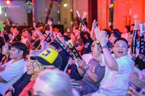 颁奖仪式现场，获胜战队高举奖杯庆祝，魔山站在一旁鼓掌祝贺