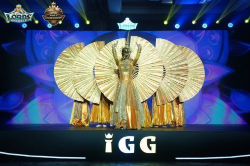 玩家与COSER合影互动，背景为热带风情装饰的拍照打卡区，气氛欢乐