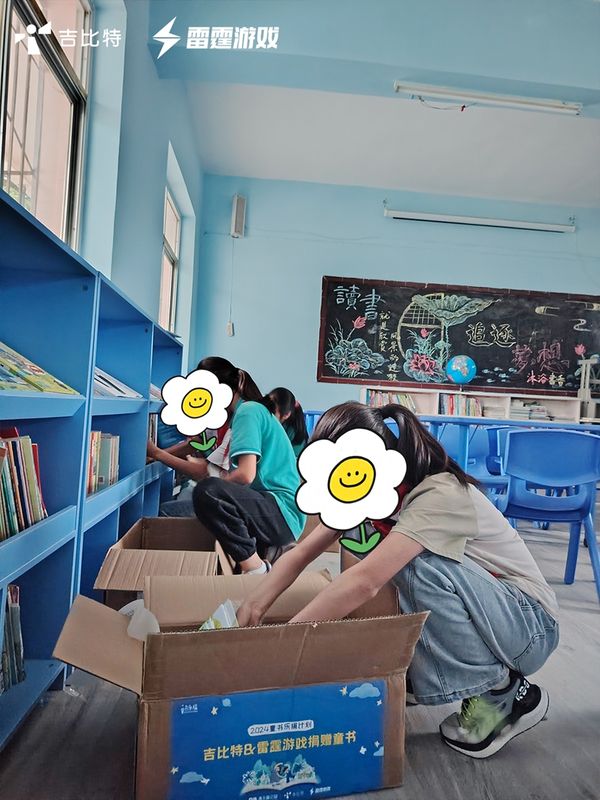 孩子们围坐在一起共读一本书，脸上洋溢着纯真的笑容