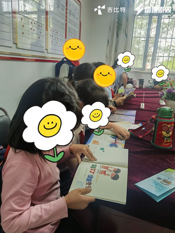 捐赠书籍整齐码放在教室一角，标签清晰，分类有序