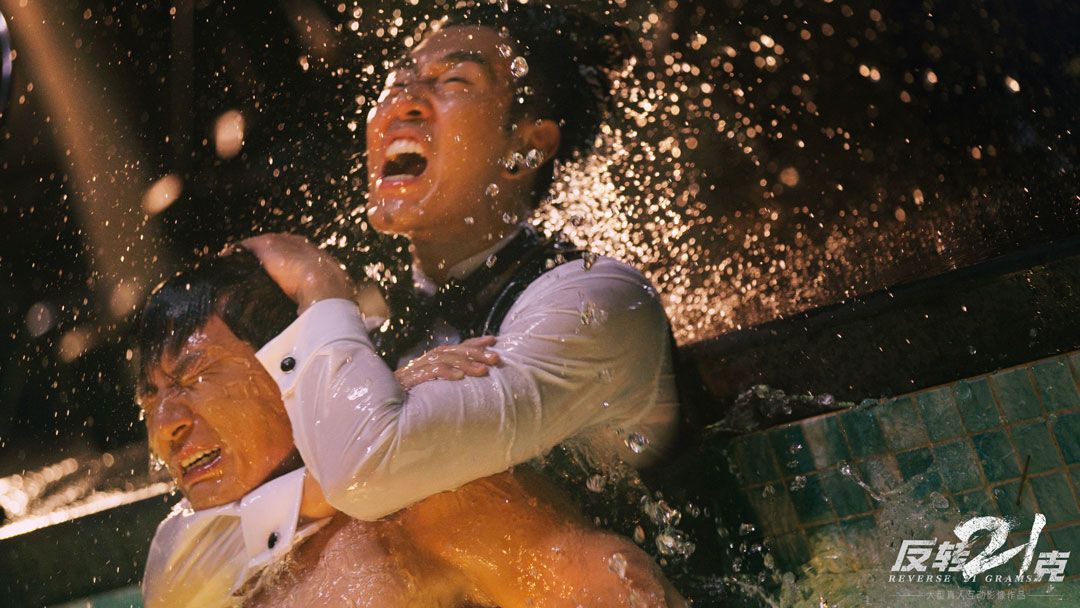 李京沐饰演的男主在审讯室中凝视嫌疑人，神情严肃，灯光营造出紧张氛围