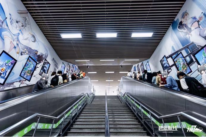人民广场地铁通道两侧布满舰娘立绘，灯光装饰营造港区氛围