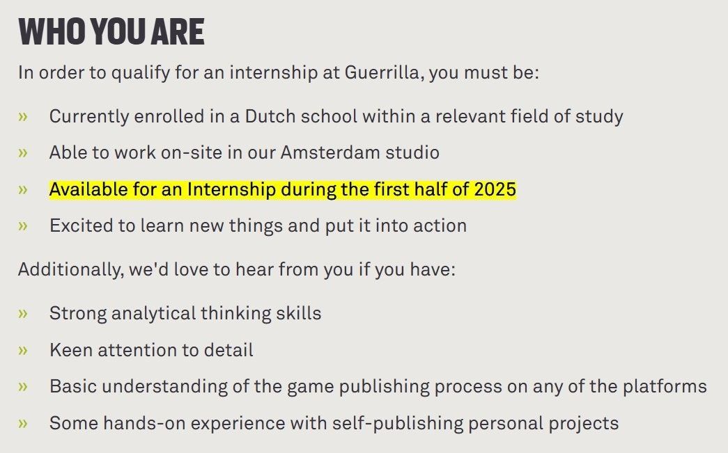 多人合作场景概念图，四名玩家角色在夕阳下的废墟城市中并肩作战，背景可见巨型机械龙盘旋天空